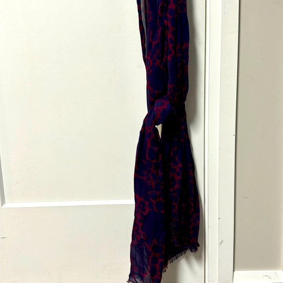 Scarf. Navy and burgundy floral print - Picture 1 of 3